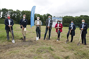 Mouwen omhoog voor de openingsceremonie: (van links naar rechts) Jörn Domeier (lid van het deelstaatparlement), Martin Hartmann (burgemeester), Jürgen C. Knolle (partner Strube D&S), Martin Reisige (directeur Strube D&S), Lena Düpont (Europarlementariër), Veronika Koch (lid van het deelstaatparlement) en Gerhard Radeck (districtsbestuurder).