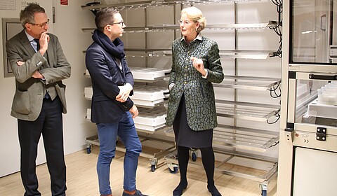 Dr. Antje Wolff, Leiterin Saatgutforschung bei Strube, zeigt Falko Mohrs und Geschäftsführer Gregor Schoess das phenoLab