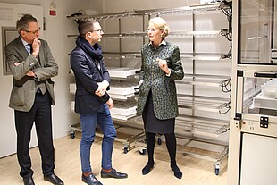 Dr. Antje Wolff, Leiterin Saatgutforschung bei Strube, zeigt Falko Mohrs und Geschäftsführer Gregor Schoess das phenoLab