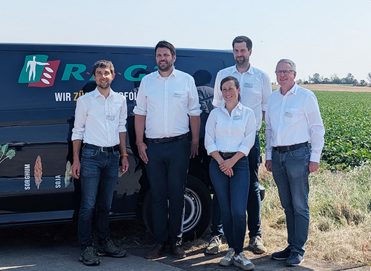 Die Teams von RAGT Saaten GmbH und Strube D&S GmbH wachsen bereits zusammen (v.l.n.r.: Dr. Michael Stange (Leitender Zuckerrübenzüchter Strube D&S), Andreas Albersmeier (Geschäftsführer RAGT Saaten Deutschland und Strube D&S), Mara-Tabea Hiller (Produktmanagerin Mais), Christian Rommelmann (Produktmanager Getreide und Soja) und Henning Alvermann (Leiter Vertrieb & Marketing Getreide und Soja bei RAGT Saaten).