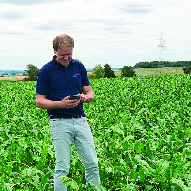 Agricultor con la nueva aplicación BeetControl