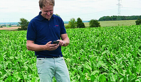 Landwirt mit der neuen BeetControl App