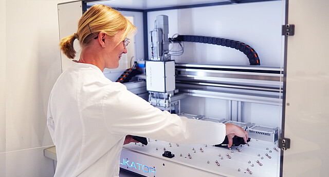 Strube: Laboratory technician is in front of the Molecular Markers
