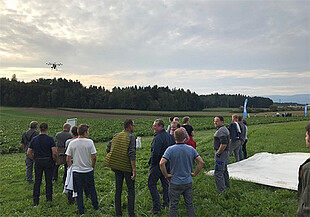 Strubes Feldtag in Hindelbank (Schweiz): Vorführung der Drohne über einem Zuckerrübenfeld