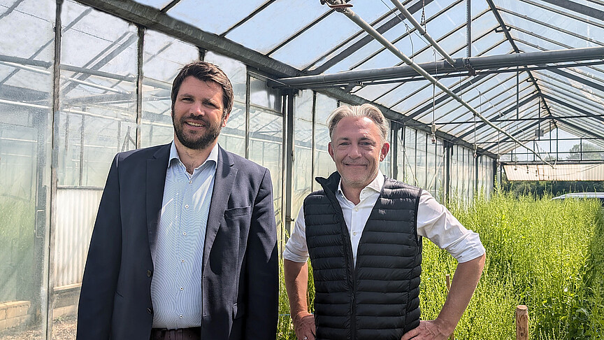 Andreas Albersmeier und Marcel Landmann im Gewächshaus