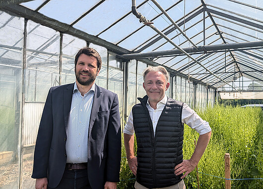Andreas Albersmeier und Marcel Landmann im Gewächshaus