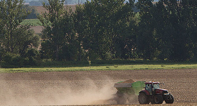 Vorbereitungen des Feldes mittels Traktor