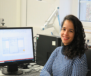 Dr Leilane Barreto devant les données de l'analyse hyperspectrale.