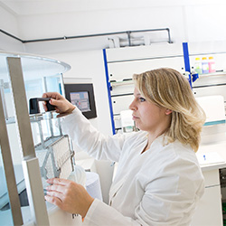 Trabajador en el laboratorio de biotecnología.